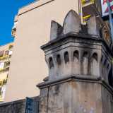 Il torrino � alto circa 3 metri, � di forma esagonale e si caratterizza per i fini archetti pensili che ne circondano la sommit� merlata...